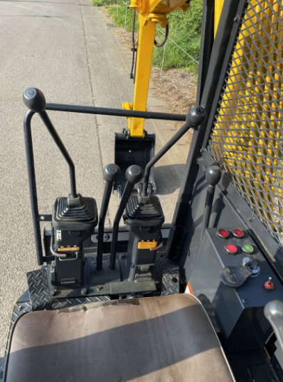 KOMATSU PC28UU